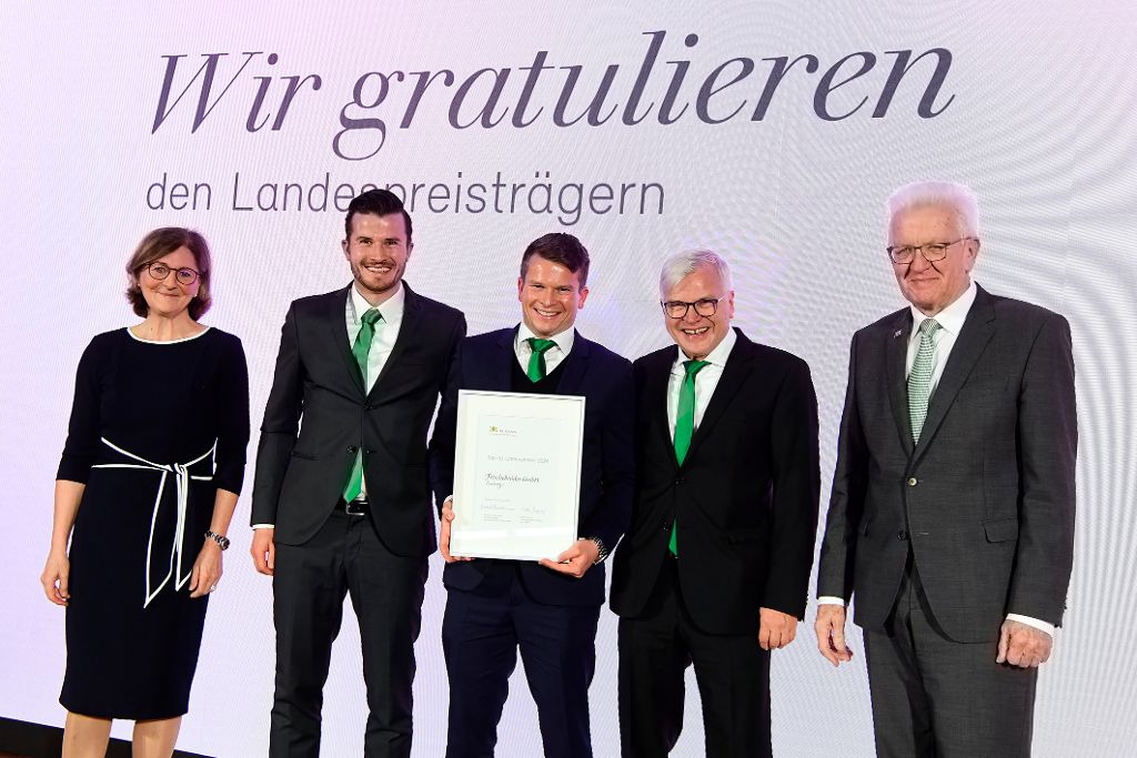 Ministerpräsident Winfried Kretschmann und Vorstandsvorsitzende der L-Bank Edith Weymayr überreichen Urkunde an Frischebrüder.